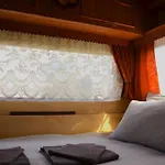Italia 90 Caravans Kamp alanı *