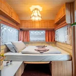 Italia 90 Caravans Kamp alanı *