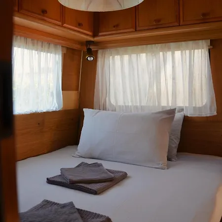 Campsite Italia 90 Caravans Domaso